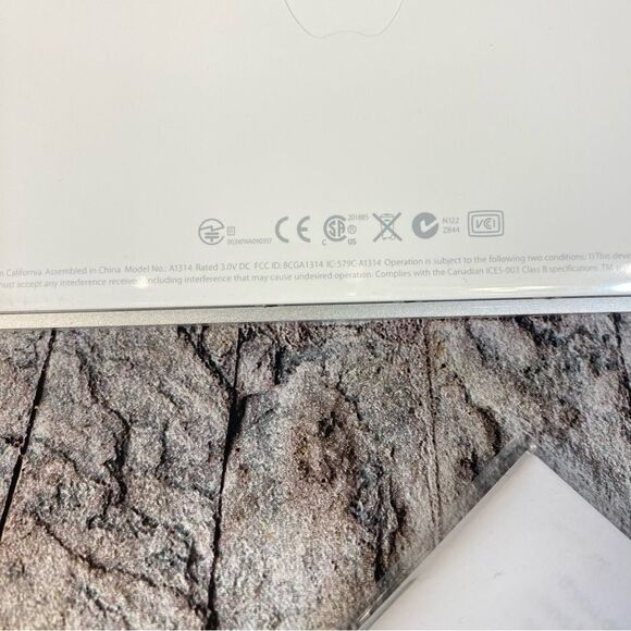 Apple Nwt Wireless Keyboard Slim Portable Bluetooth Connectivity - Picture 5 of 10